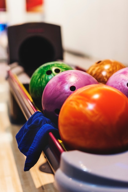 Foto palla da bowling sul cavalletto con un tovagliolo