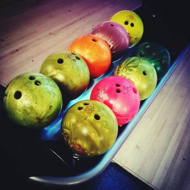 Photo bowling balls at lane