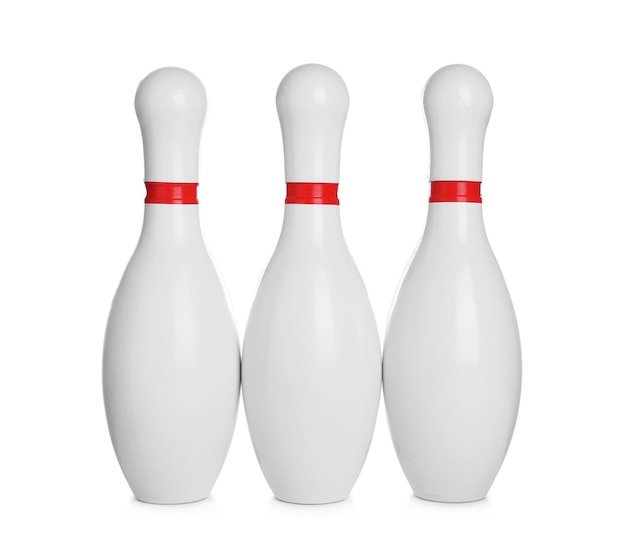 Bowling pinnen met rode strepen geïsoleerd op wit