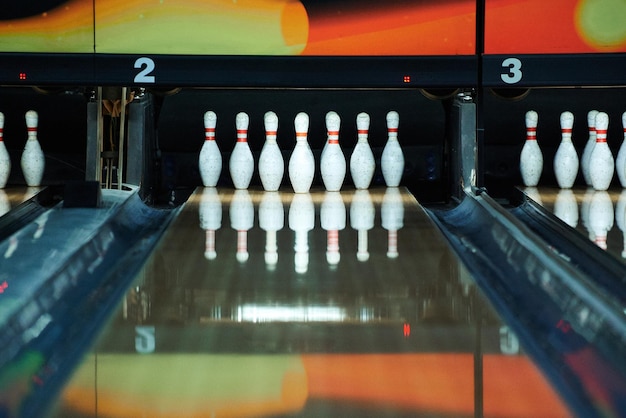 Bowling pinnen weerspiegelen in bowlingbaan baan