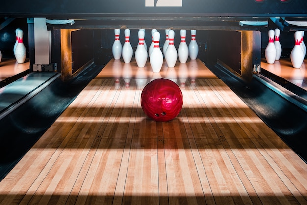 Photo bowling pins and balls