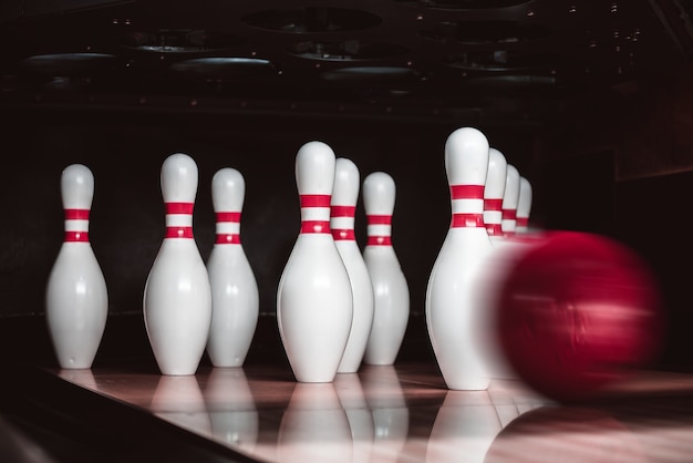 Photo bowling pins and balls