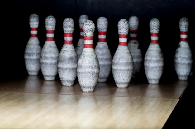 Photo bowling pins on table