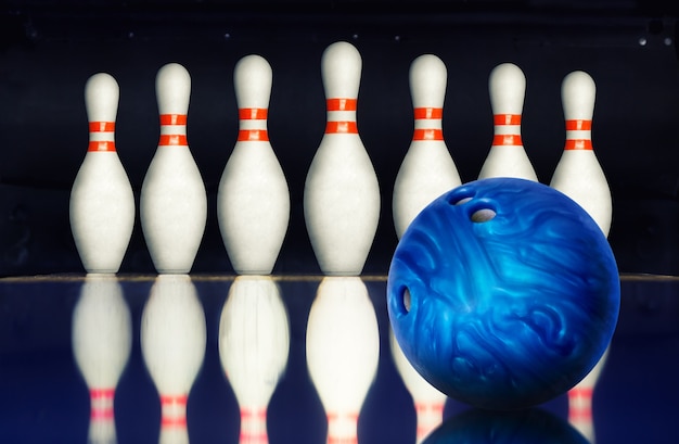 Bowlingbal tegen tien pinnen