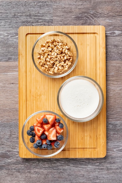 Bowls met ingrediënten voor een gezond ontbijt