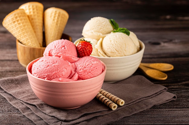 딸기와 바닐라 아이스크림이 든 그릇.
