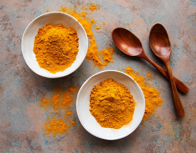 Foto ciotole con polvere di curcuma