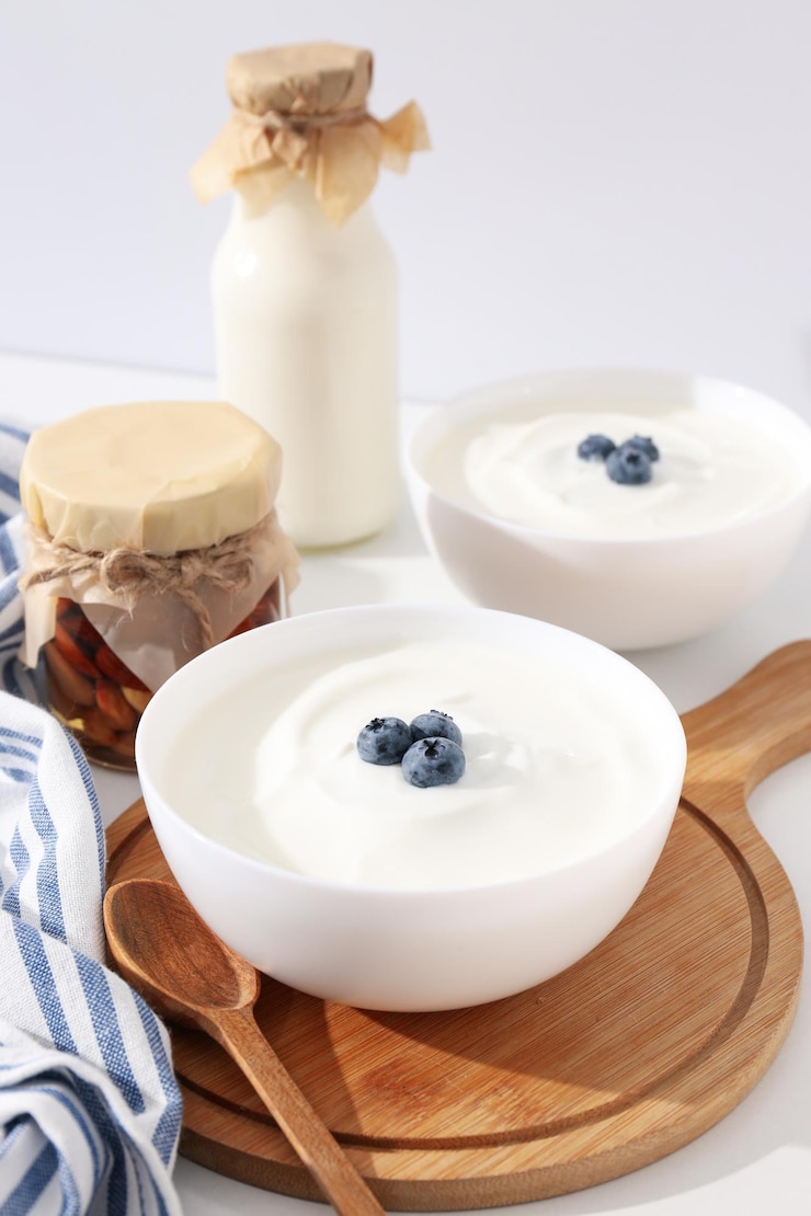 Photo ヨーグルトのベリーのボトルと白い背景の牛乳のボトルと ⁇ 