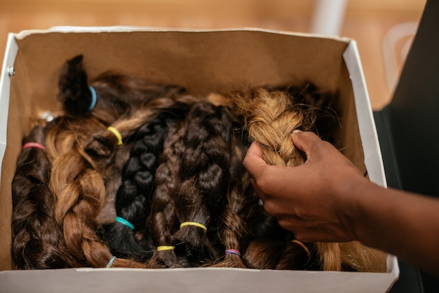 Foto scatola di capelli intrecciati per donazione di cancro