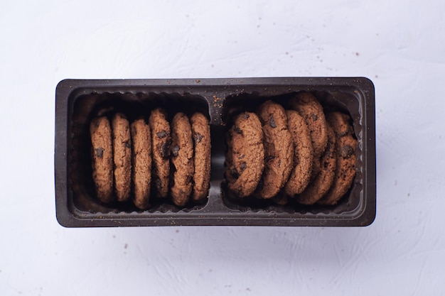 Foto una scatola di biscotti al cioccolato