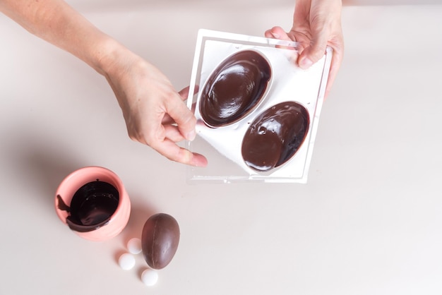 Foto una scatola di uova di pasqua al cioccolato è aperta alla mano di una persona