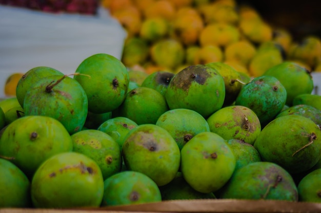 Коробка зеленых фруктов со словом манго на ней