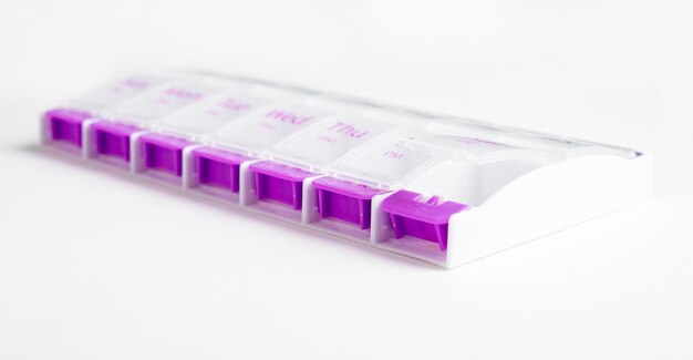 Box organizer voor pillen vitamines met compartimenten voor elke dag gezondheidszorg reguliere medicatie en apotheek concept medicijnen opslag tablet dispenser