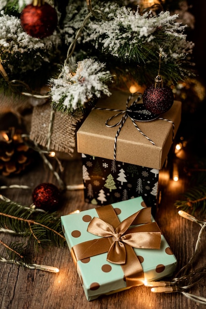 クリスマスツリーの下のクリスマスプレゼントの箱 ニューイヤー・イブ・サプライズ