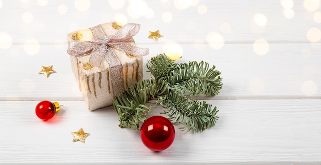 クリスマスのプレゼントとクリスマスの装飾が白い木製の背景に描かれた箱 新年のウェブバナー テキストの空きスペース