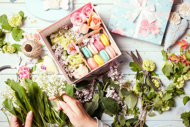 Foto scatola con fiori e amaretti