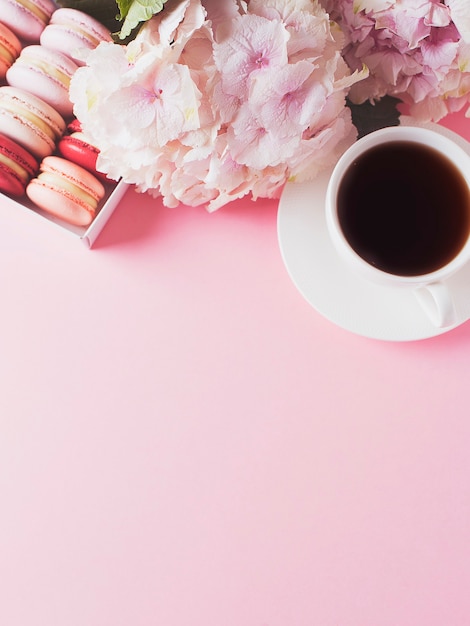 마카롱과 커피 한잔, 분홍색 꽃 상자