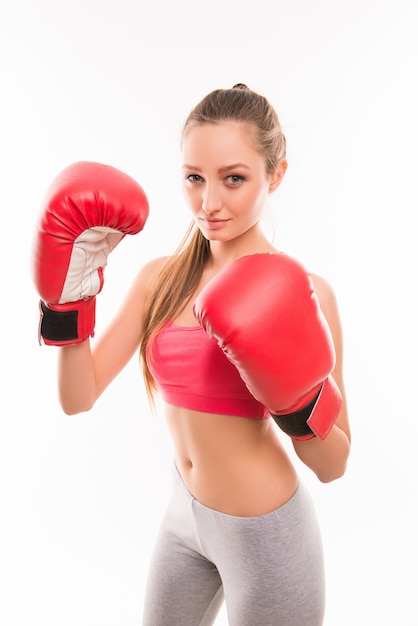 Боксер - фитнес женщина бокс в боксерских перчатках