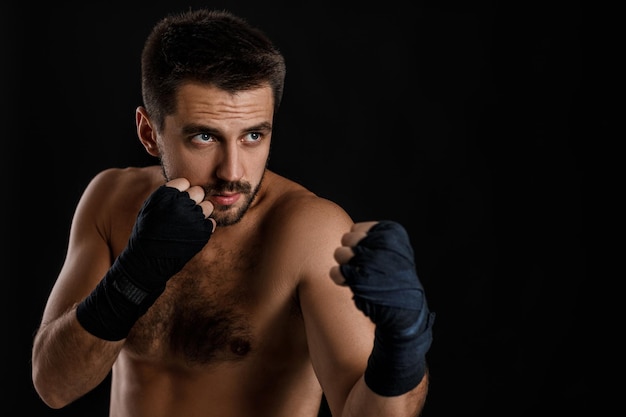 Boxer man toont de verschillende bewegingen op zwarte achtergrond
