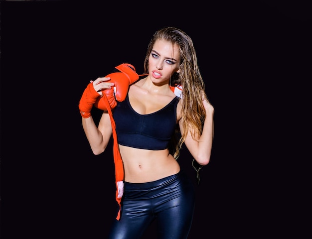 Boxer mma combattente femminile sport boxe e concetto di fitness pugile donna sportiva ragazza sexy nel pugilato