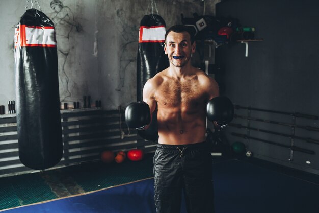 Фото Тренировка боксера в темном спортзале.