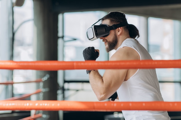 Boxermens die met vrglazen in gesimuleerde virtuele werkelijkheid vechten