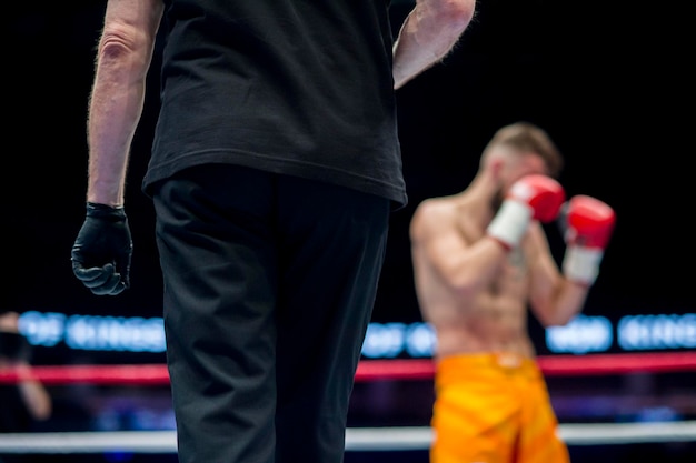 Photo boxers fighting in boxing ring at stadium