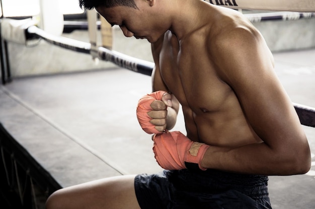 Boxers gebruiken handdoekjes in het Muay Thai-trainingsstadion.