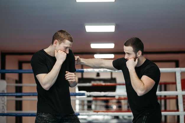 Foto i pugili si allenano sul ring e in palestra