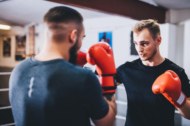Boxers trainen boksen in een sportschool, sparring en vechten.