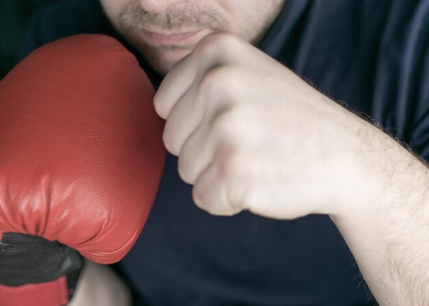 Boxerstandaard De positie van de handen bij de box is om de kin te bedekken Ongeschoren kin en bokshandschoenen