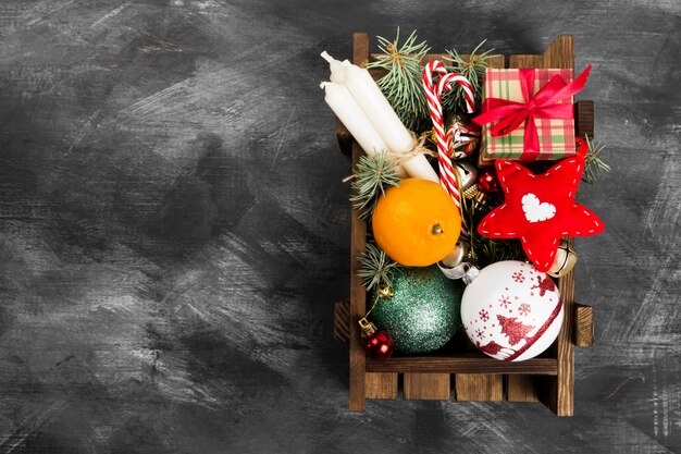 クリスマス用のギフトと暗い表面上の休日のさまざまな属性を持つボックス
