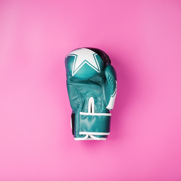 Фото Боксерская синяя перчатка на розовом фоне