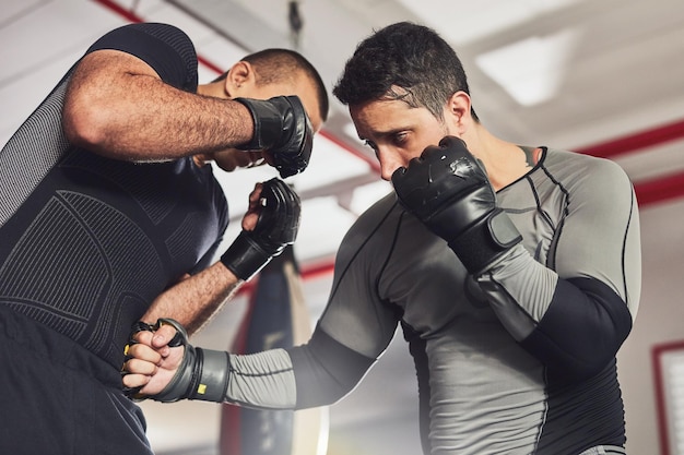 ボクシング・トレーニング - 運動室での練習耐久運動戦闘フィットネスヘルスクラブのトレーナーとスポーツ選手と一緒に戦闘スキル・チャレンジ自衛トレーニング