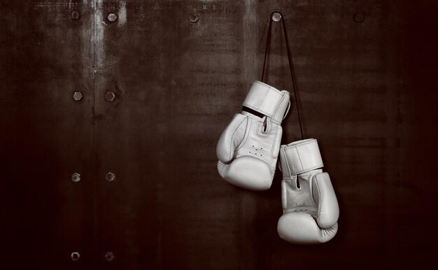 Photo boxing gloves hanging on wall