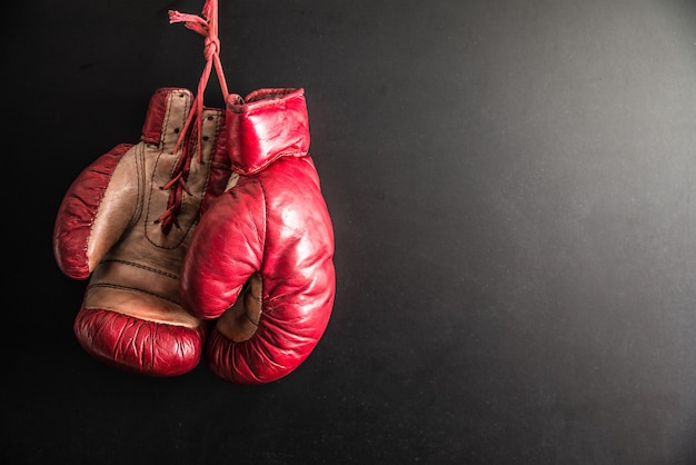 Photo boxing gloves isolated in dark background