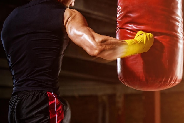 古い建物でのボクシング MMA ワークアウト