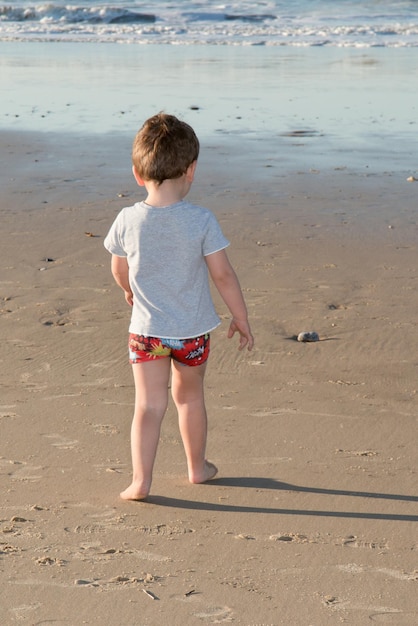 海を眺める3歳の男の子