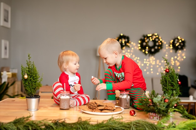 男の子と女の子はクリスマスのホットチョコレートを飲みます