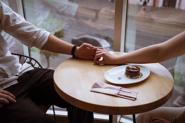 写真 カフェで手をつなぐ男の子と女の子2