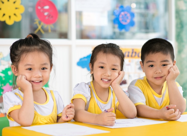 写真 幼稚園にいる少年少女