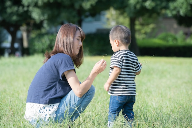 写真 少年と公園でママ