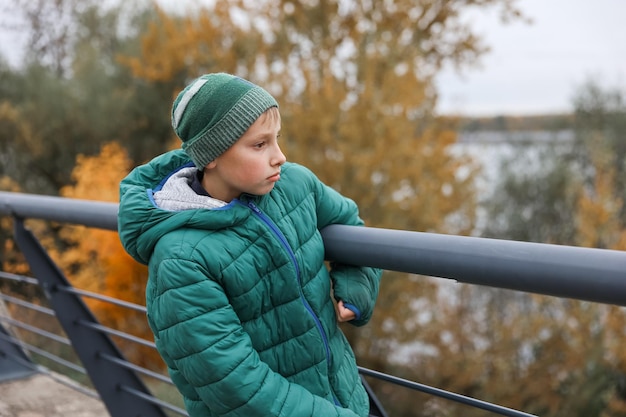 秋の公園の少年