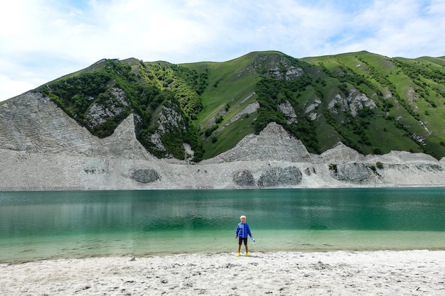 2021년 6월 러시아 체첸의 코카서스 산맥에 있는 케제노얌 호수 배경에 있는 소년