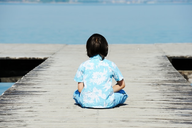 美しい湖のドックの少年