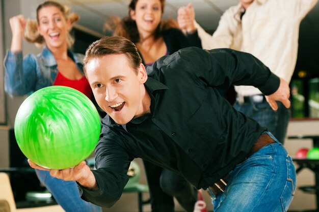 Foto ragazzo bowling con gli amici