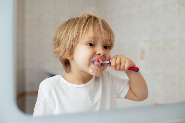 Photo boy brushing theeth