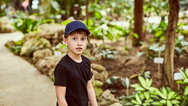 公園で屋外の夏の帽子の少年