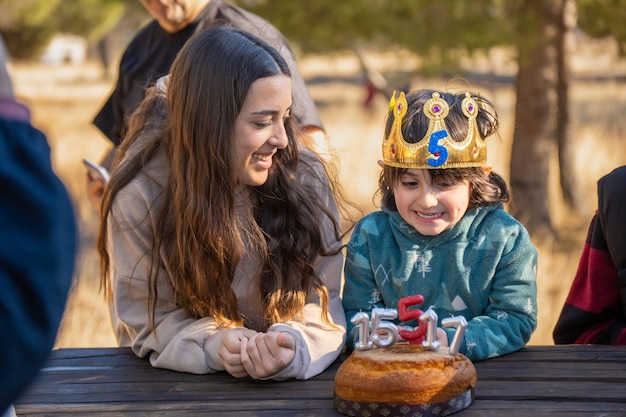 公園で彼の誕生日を祝う少年