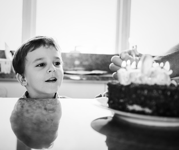 ケーキで彼の誕生日を祝う少年